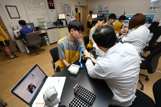 올해 첫 병역판정검사2019년도 첫 병역판정검사가 실시된 28일 서울 영등포구 서울지방병무청에서 병역 의무자들이 채혈하고 있다.  연합뉴스